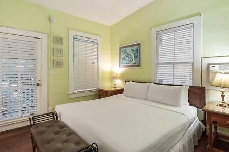 Curry House - Pool, King Bed & Balcony! Room 7 基韋斯特 外观 照片