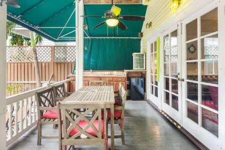 Curry House - Pool, King Bed & Balcony! Room 7 基韋斯特 外观 照片
