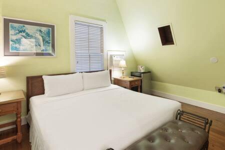Curry House - Pool, King Bed & Balcony! Room 7 基韋斯特 外观 照片